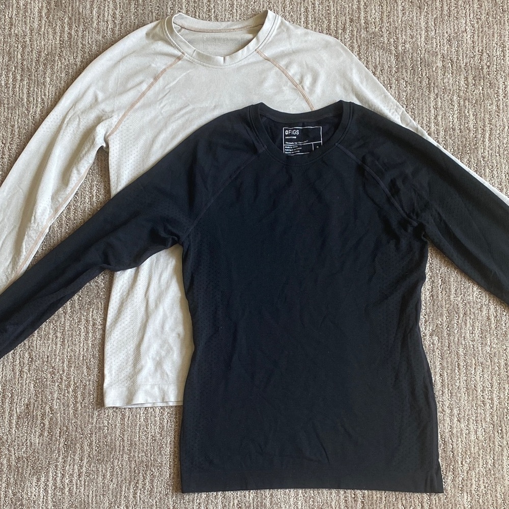 Bundle of 2 Figs Long Sleeve Seamless Undershirt Tops in Cream and Black